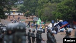 Partidarios del expresidente de Brasil, Jair Bolsonaro, salen de un campamento frente al Cuartel General del Ejército en Brasilia, Brasil, el 9 de enero de 2023. 