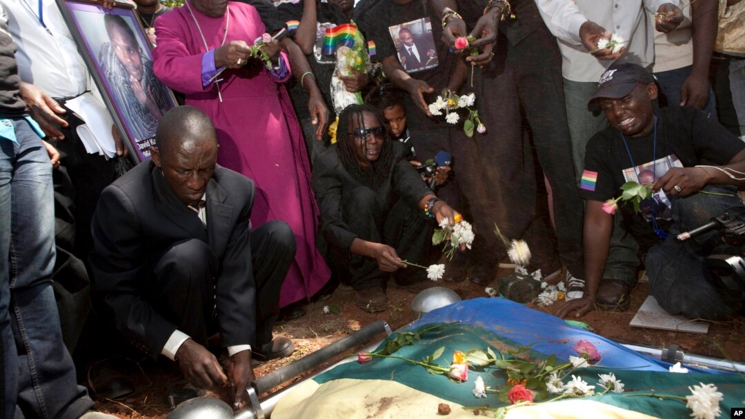Orang-orang menghadiri pemakaman David Kato di Uganda, 28/1/ 2011, yang dibunuh karena aktivitasnya memperjuangakan hak-hak kaum homoseksual di Uganda.
