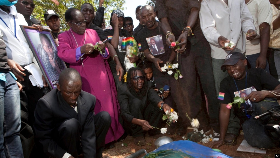 Mutane a Uganda suke bayyana bakin cikinsu kan kisan wani dan kasar mai fafutukar kare 'yan luwadi kamarsa da aka kashe a 2011.