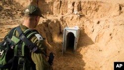 اسرائیل می‌گوید جمهوری اسلامی و حزب‌الله از طریق این تونل‌ها برای حماس تجهیزات نظامی می فرستد.