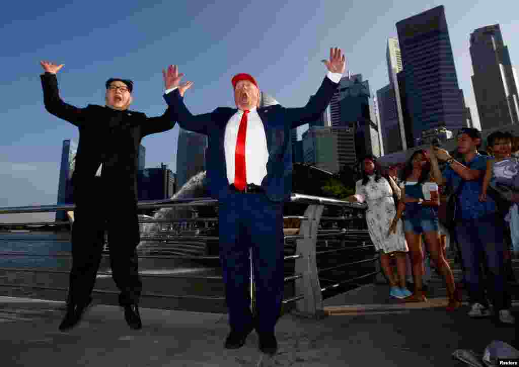 Howard, dan kasar Australia-dan asalin kasar China ya yi shigar&nbsp; shugaban&nbsp; Koriya Ta Arewa Kim Jong-un, da Dennis Alan, wanda ya yi shigar shugaban Amurka&nbsp; Donald Trump, sun gana a wurin shakatawa na&nbsp; Merlion Park a Singapore, June 8, 2018.