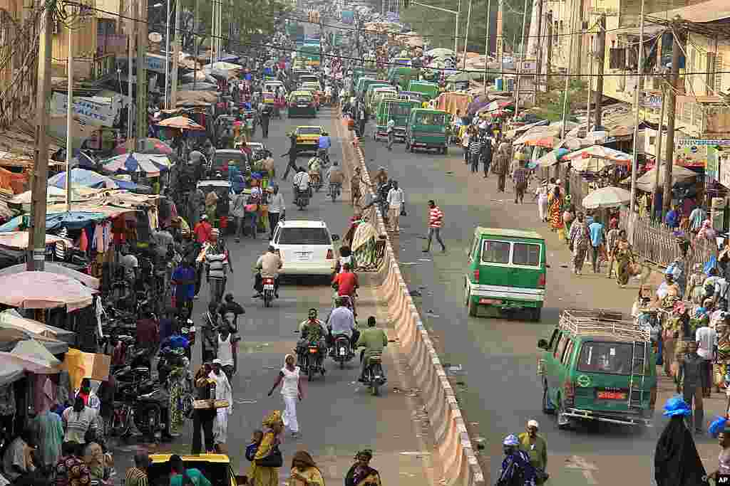 Traffic makes its way in a market area as residents return to work and resume their daily activities, almost a week after the military coup, Bamako, Mali, March 27, 2012. (AP)