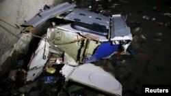 Debris of a helicopter is washed ashore Lagos Lagoon after it crashed into the body of water in Oworonsoki district in Lagos, Nigeria, August 12, 2015.