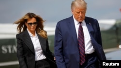 Le président Donald Trump et la première Dame Melania Trump monte à bord de l'Air Force One à Washington, le 29 septembre 2020.