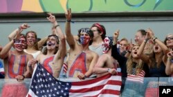 Des supporters américains célèbrent leur victoire contre l'Allemagne lors du Mondial, au Brésil le 26 juin 2014.