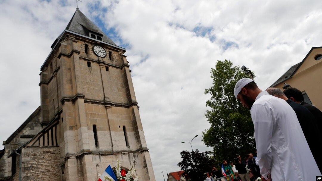 Warga Muslim Perancis berdoa mengheningkan cipta di depan memorial di Gereja Saint Etienne di Saint-Etienne-du-Rouvray, Normandia, Perancis (29/7). (AP/Francois Mori)