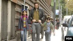 Javier Bardem sebagai ayah, yang berusaha memperbaiki hidupnya, dalam film 'Biutiful.'