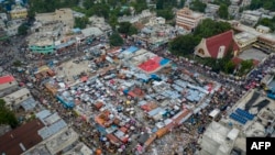 Una vista aérea muestra un mercado callejero en Puerto Prince. La policía intentó intervenir en un distrito de la capital conocido por ser utilizado por una pandilla como lugar de secuestros. [Foto de archivo]