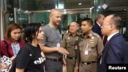 Rahaf Mohammed Alqunun (berkaos hitam) di Bandara Internasional Bangkok, Thailand, 7 Januari 2019. 