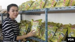 Produk Usaha Kecil Menengah berupa olahan durian menjadi produk unggulan di Thailand. (Foto: VOA/Petrus Riski)