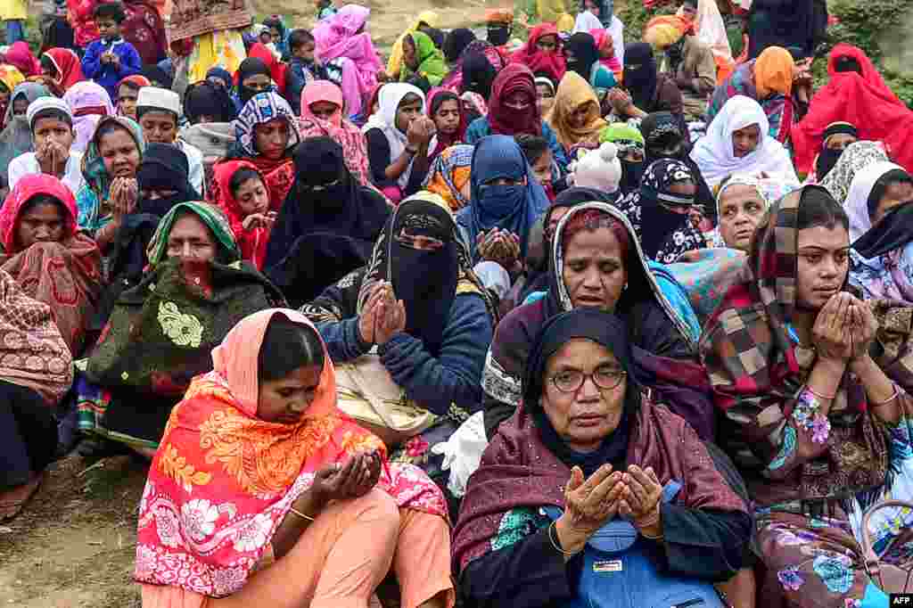 اجتماع کے اختتام پر مانگی جانے والی دعا میں شریک خواتین۔