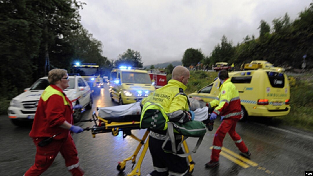Petugas penyelamat mengangkut korban penembakan di kamp musim panas Utoeya, Norwegia (23/7).