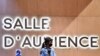 Una oficial francesa monta guardia fuera de la sala de audiencias temporal preparada para el juicio de los acusados de los ataques de París de noviembre de 2015 en el Palais de Justice de París, en los primeros días de los procedimientos el 8 de septiembre de 2021.