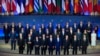 美国总统乔·拜登(前排中)在安德鲁·W·梅隆礼堂发表北约成立75周年讲话前，北约领导人合影留念。(2024年7月9日)