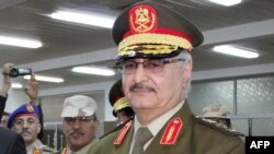 Le général anti-islamiste libyen Khalifa Haftar lors de la cérémonie de son investiture en tant que nouveau chef de l'armée nationale libyenne, Tobrouk, 15 mars 2015.