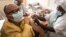 Un homme se fait vacciner contre Covid-19 à la clinique Ngor de Dakar, le 2 avril 2021.