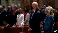 Presiden AS Joe Biden dan ibu negara Jill Biden menghadiri misa di Washington DC. (AP Photo/Evan Vucci)