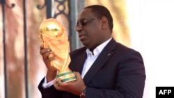 Le président sénégalais Macky Sall, devant les portes du Palais, à Dakar, le 11 mars 2018.