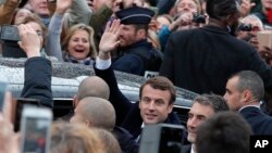 Kandidat independen berhaluan tengah Presiden Perancis, Emmanuel Macron, tengah, melambaikan tangan saat meninggalkan TPS setelah memberikan hak suaranya di putaran kedua di Le Tourquet, Perancis, Minggu, 7 Mei 2017 (foto: AP Photo/Christophe Ena)