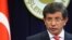 El canciller turco Ahmet Davutoglu en conversación con los medios de prensa.
