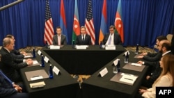 El secretario de Estado de EEUU, Antony Blinken (centro), se reúne con los cancilleres de Armenia, Ararat Mirzoyan (der) y Azerbaiyán, Jeyhun Bayramov (izq), al margen de la cumbre de la OTAN en Washington, el 10 de julio de 2024.