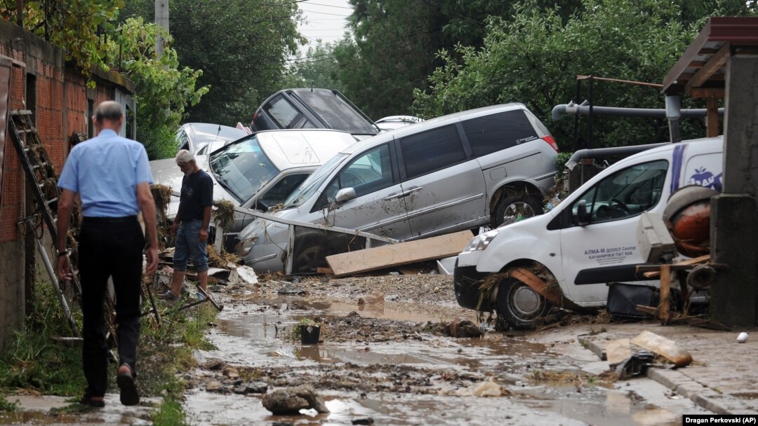 Ljudi na uliciu predgrađu Skopja Stajkovci, posle noćašnje oluje koja je izazvala poplave, gubitke života i veliku materijalnu štetu