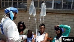 Des patients attendent un traitement dans une clinique de choléra à Harare, au Zimbabwe, le 11 septembre 2018.
