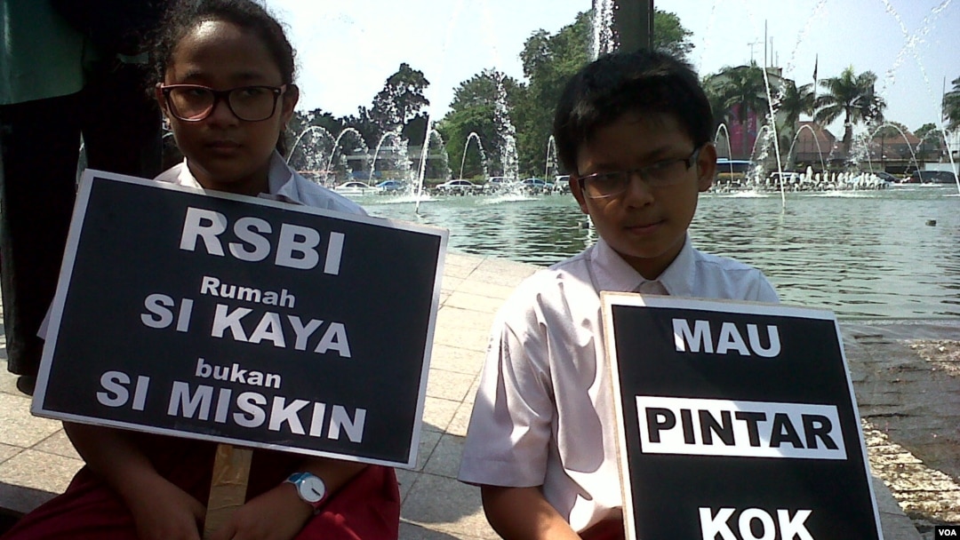 Dua siswa sekolah dasar di Jakarta dalam protes menentang kebijakan rintisan sekolah bertaraf internasional (RSBI). (Foto: Dok)