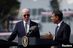 Presiden AS Joe Biden dan Perdana Menteri Inggris Rishi Sunak menghadiri pertemuan trilateral antara Inggris, Australia dan AS di Pangkalan Angkatan Laut Loma di San Diego, California, 13 Maret 2023. (Foto: Leah Mills/Reuters)