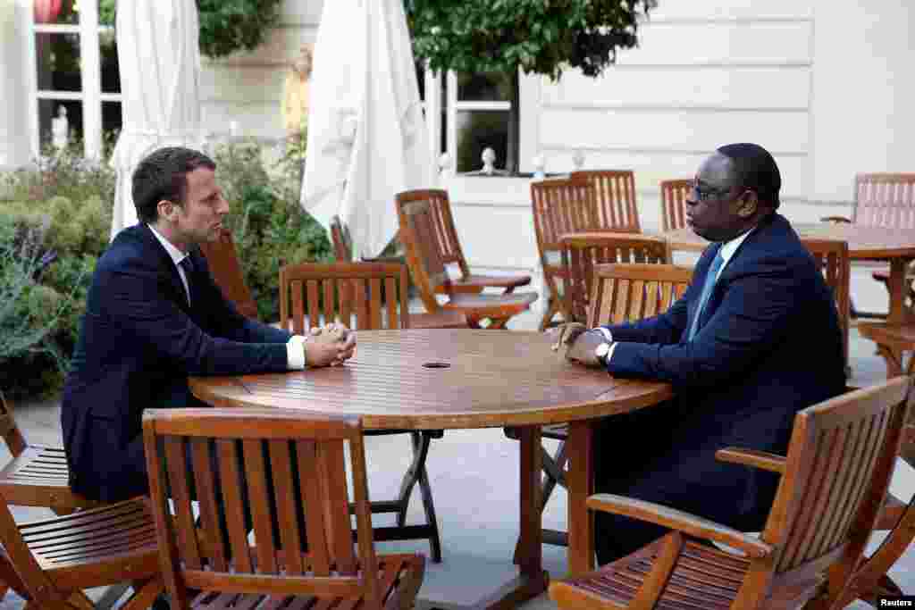 LUNDI. Après le président ivoirien, le président sénégalais, Macky Sall, a lui aussi été invité par le président français Emmanuel Macronet dans le palais de l'Élysée.&nbsp;Le président sénégalais Macky Sall a souligné sa volonté de faire en sorte que l'Afrique ne soit pas un "ventre mou dans la lutte contre le terrorisme". Lire la suite :&nbsp;Le président Sall veut que l'Afrique ne soit pas un "ventre mou" face au "terrorisme"