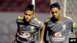 Neymar, à gauche, et Ronaldinho lors d’une séance d’entraînement de l’équipe nationale brésilienne à San Jose, Brésil, 4 octobre 2011. 