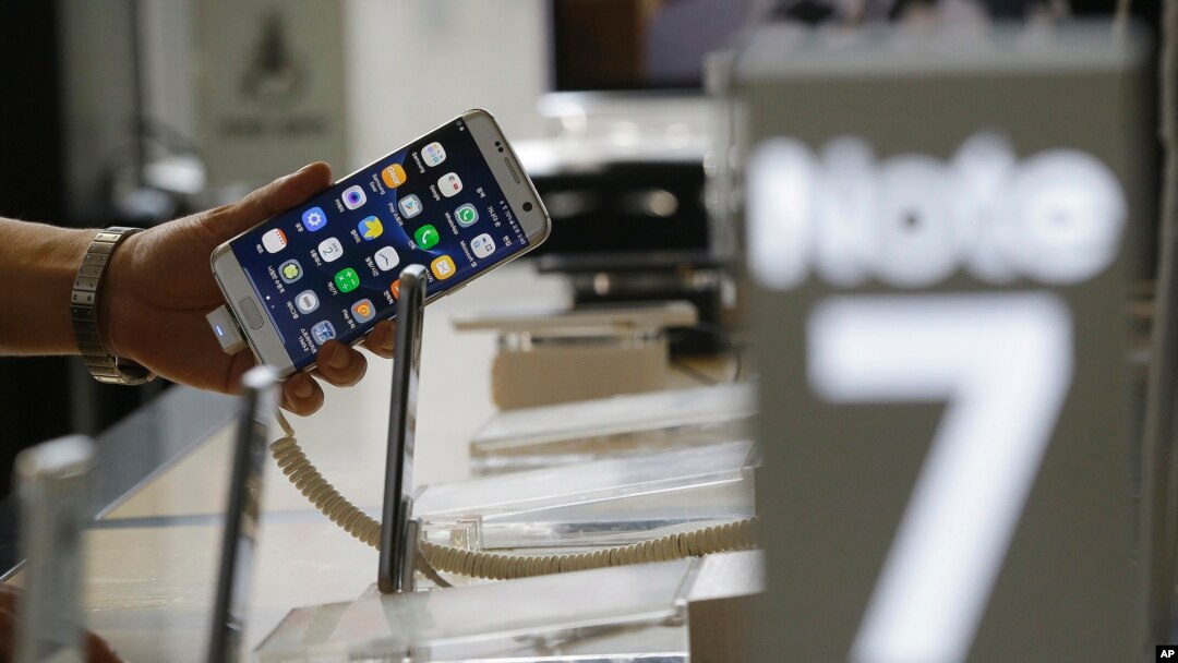 Một khách hàng cầm chiếc điện thoại thông minh Samsung Galaxy Note 7 tại trụ sở của nhà mạng KT ở Seoul, Hàn Quốc, 2/9/2016.