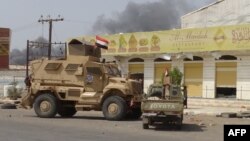 Yemeni pro-government forces gather on the eastern outskirts of Hodeida as they continue to battle for the control of the city from Huthi rebels on Nov. 8, 2018.