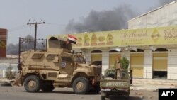 Yemeni pro-government forces gather on the eastern outskirts of Hodeida as they continue to battle for the control of the city from Huthi rebels on Nov. 8, 2018.