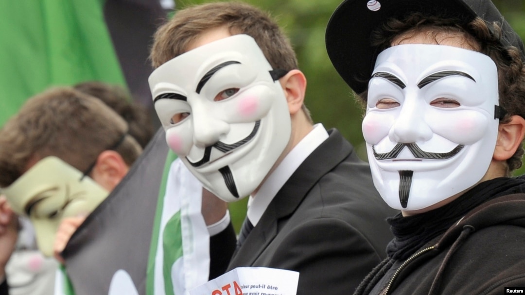 Manifestantes usan máscaras de Guy Fawkes para protestar a favor de la libertad de contenido en internet.