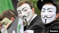 Manifestantes usan máscaras de Guy Fawkes para protestar a favor de la libertad de contenido en internet.