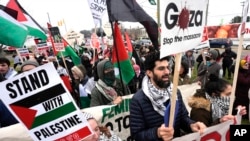 Propalestinski demonstranti tokom posjete predsjednika Joea Bidena u Warrenu, Michigan, 1. februara 2024. Neki arapsko-američki lideri u Michiganu izražavaju oprezan optimizam u vezi s kampanjom Kamale Harris nakon bijesa zbog Bidenovog postupanja sa ratom u Gazi.