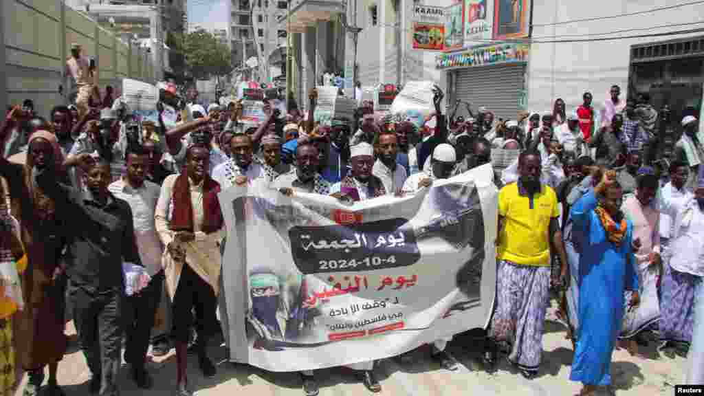 Manifestantes participan en una protesta en apoyo del Líbano y Gaza, en medio del conflicto entre Israel y Hamás y las hostilidades en curso entre Israel y Hezbolá, en Mogadiscio, Somalia, el 4 de octubre de 2024.