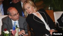 지난 2011년 7월 인도네시아 누사두아에서 열린 아세안지역안보포럼에서 대니얼 러셀 국무부 동아태차관보 지명자(왼쪽)가 힐러리 클린턴 전 국무장관과 대화하고 있다.