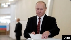Владимир Путин голосует на выборах в Мосгордуму