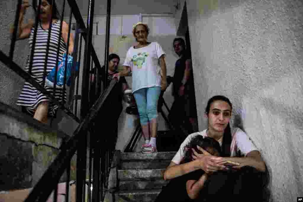 가자지구에서 이스라엘을 향해 로켓이 발사됐음을 알리는 사이렌이 울리자 아슈도드의 아파트 주민들이 계단으로 대피했다.