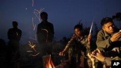 မြန်မာနိုင်ငံမြောက်ပိုင်း ကချင်ပြည်နယ်တွင်းက စစ်မြေပြင်တွင် ကချင်စစ်သားများကို တွေ့ရစဉ်။ (ဖေဖော်ဝါရီလ ၁၅ ရက်၊ ၂၀၁၂)။