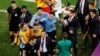 Los jugadores de Uruguay protestan con el árbitro Daniel Siebert, después del partido contra Chana, en la Copa Mundial de la FIFA Qatar 2022, en el Estadio al Janoub, al Wakrah, el 2 de diciembre de 2022 