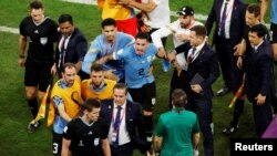 Los jugadores de Uruguay protestan al árbitro Daniel Siebert después del partido. REUTERS/Albert Gea