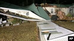 Casa móvil dañada en en el condado Wiston de Alabama, donde se registraron varios posibles tornados y tres víctimas mortales.