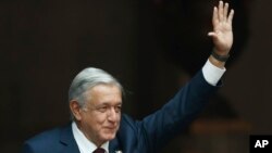 El presidente de México, Andrés Manuel López Obrador, saluda a la audiencia tras pronunciar su discurso sobre su primer año en el cargo, el domingo, 1 de septiembre, de 2019.