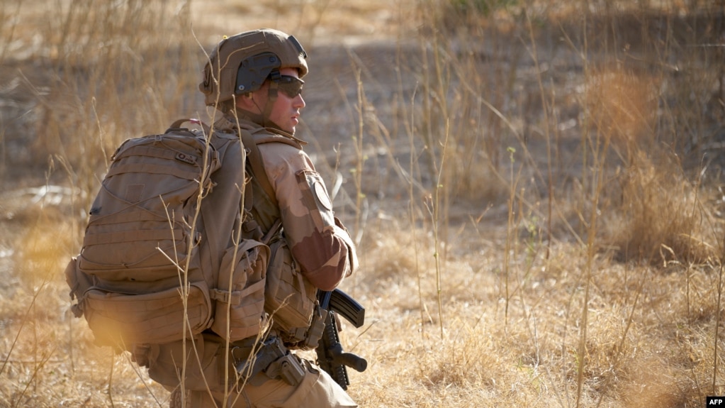 ARCHIVES - Un soldat de l'armée française surveille une zone rurale dans le nord du Burkina Faso, le 10 novembre 2019.