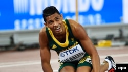 Le Sud-Africain Wayde Van Niekerk se couche sur la piste après avoir remporté la finale du 400m lors des Championnats du monde au Stade national, également connu sous le nom de Nid d'oiseau, à Pékin, Chine, 26 août 2015. epa/ FRANCK ROBICHON