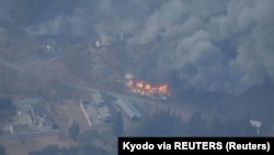 Pemandangan udara menunjukkan bangunan terbakar akibat meluasnya kebakaran hutan di Ofunato, Prefektur Iwate, timur laut Jepang, 28 Februari 2025. (Foto: Kyodo/via REUTERS)