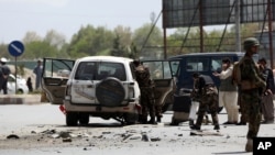 Pasukan Keamanan Afghanistan memeriksa lokasi ledakan bom di Kabul, 27 April 2020. (Foto: dok).